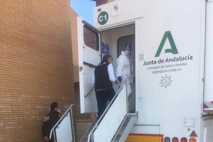 El camión covid llega al Maestro Padilla.