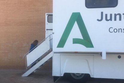 El camión covid llega al Maestro Padilla.