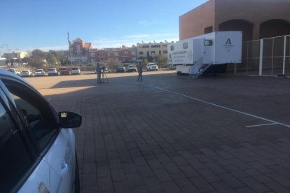 La Policía custodia la zona donde se realizan los test.