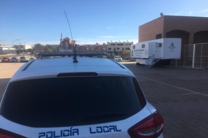 La Policía custodia la zona donde se realizan los test.