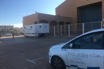 La Policía custodia la zona donde se realizan los test.