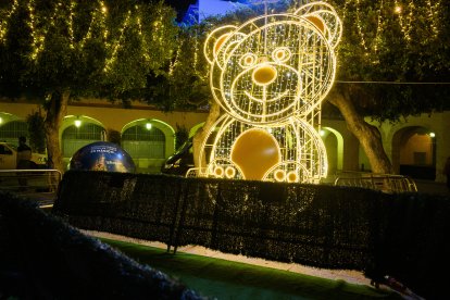 La Plaza Vieja estrena iluminación especial por la Navidad.