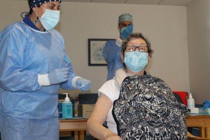 La primera en recibir la vacuna ha sido una residente del geriátrico de El Ejido.