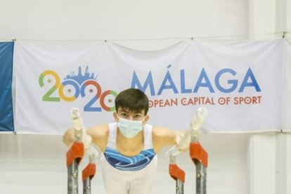 Javier Lara en paralelas.