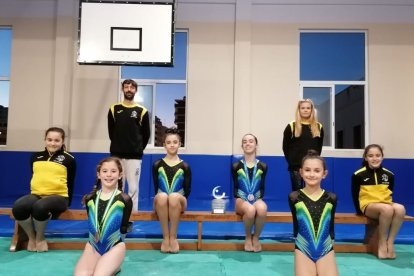 El equipo femenino con sus trofeos.