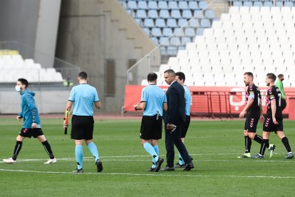 José Gome hablando con el árbitro.