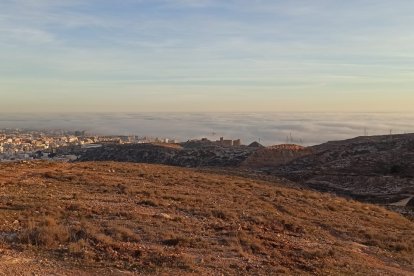 La imagen captada por Antonio Martínez desde el paraje de La Peseta muestra la belleza de una Almería misteriosa entre la niebla