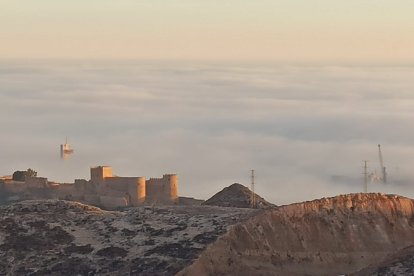 Otra imagen captada por Antonio Martínez con la Alcazaba entre nubes y, al fondo, la torre de Salvamento Marítimo
