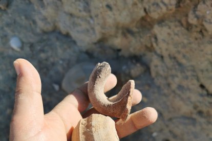 Asas de un jarrón encontrado.