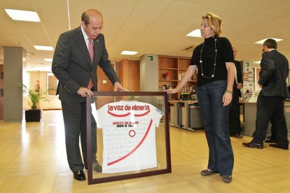 El presidente del Sevilla con la periodista Eva de la Torre.