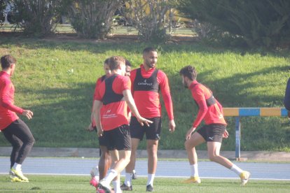 Esperando la pelota en el rondo.
