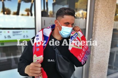 Besando el escudo del Almería.