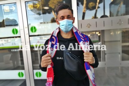 Con la bufanda del Almería.