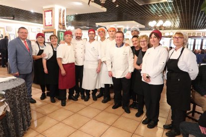 Los responsables de Terraza Carmona con el equipo de profesionales de cocina.