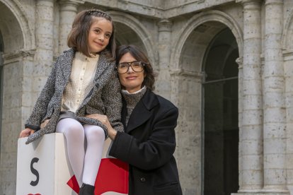 La actriz Sofía Allepuz y la actriz y directora Paz Vega posan en el photocall de ‘Rita’ en la 69ª edición de la Seminci de Valladolid.