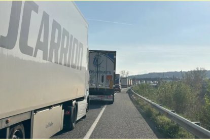 Un camión de la empresa almeriense J. Carrión en una retención en la frontera francesa.