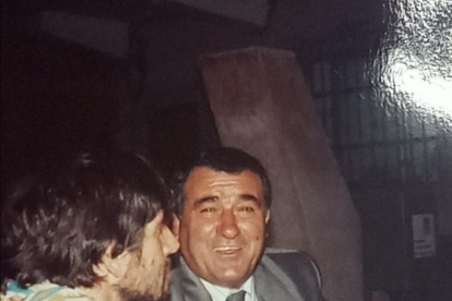 Mitos del fútbol tomando cerveza al calor del fútbol: Pepe Cayuela y Román.