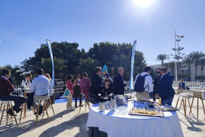 Desayuno frente al Palacio de Exposiciones y Congresos de El Toyo.
