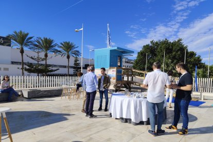 Desayuno frente al Palacio de Exposiciones y Congresos de El Toyo.