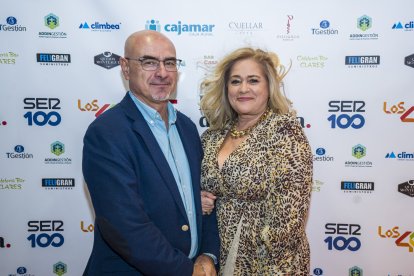 Alfredo Venteo y Montse Pérez, guionista y coordinadora, premio sociedad.