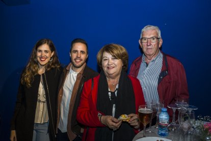 Carmen y Quique del grupo Candilena junto a los padres de Carmen en el cóctel después de la gala.
