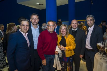 Miguel Ángel Ortiz y Florín Dimitri Floare de Cajamar junto al senadore Antonio Martínez y parte de la corporación de Senes.