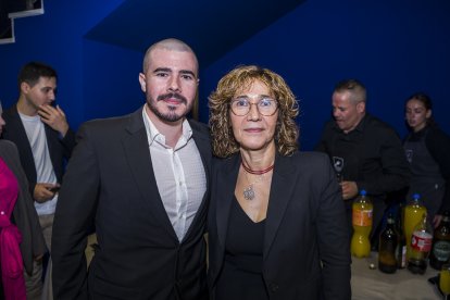 La alcaldesa de Olula de Castro, Isabel Nieto junto a su hijo Gabriel Fernández.