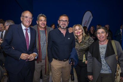 Eugenio Gonzalvez, con Nuria Contraras escritora de cuentos infantiles de Tabernas; Javi y Corina de Quesos Monteagud.