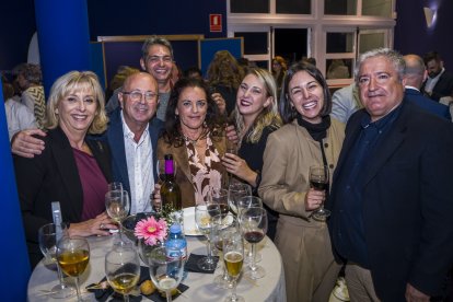 Antonio Segura alcalde de Turrillas, su mujer Emilia, junto a Miriam y Nerea góngora y su padre y premiado Francisco Góngora junto a Mari Ángeles