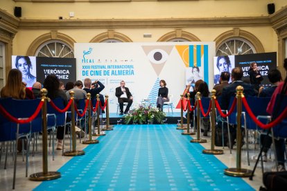 Enrique Iznaola, director de FICAL, y la actriz Verónica Sánchez.