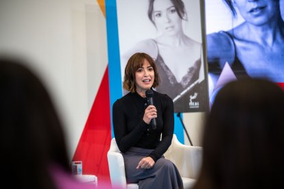 La actriz Verónica Sánchez atiende a los medios locales.