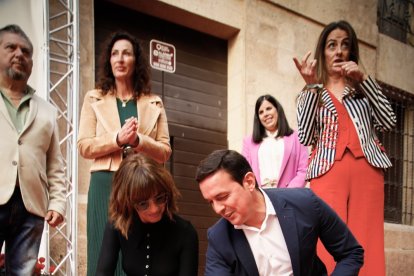 Javier A. García, presidente de la Diputación, charla con Verónica Sánchez tras descubrir su estrella.