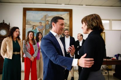 Verónica Sánchez, recibida en el Palacio Provincial por Javier A. García, presidente de la Diputación.