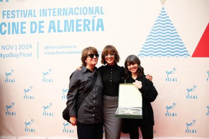 Verónica Sánchez junto a su representante y su hermana.