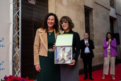María del Mar Vázquez y Verónica Sánchez, con una réplica de la estrella.