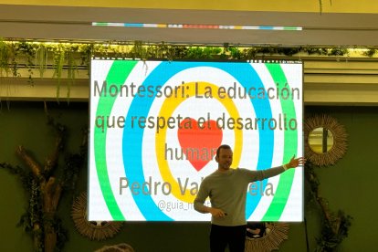 Pedro Valenzuela y sus conocimientos como educador dieron la cuarta ponencia.