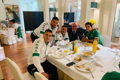 Juan Mesa Guerrero, Labi Champion, con los jugadores del Betis.