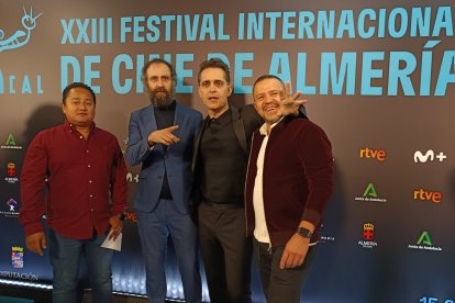 Pedro Alonso, de La Casa de Papel, junto con su equipo del documental Nave del Encanto.