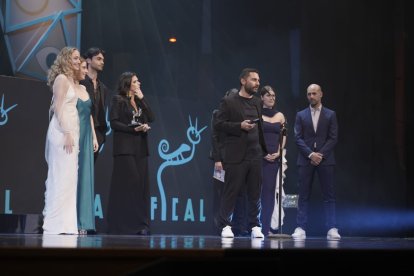 El equipo de la serie \'Valle salvaje\', premio a la Mejor serie de emisión diaria.
