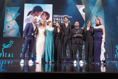 El equipo de la serie \'Valle salvaje\', premio a la Mejor serie de emisión diaria.
