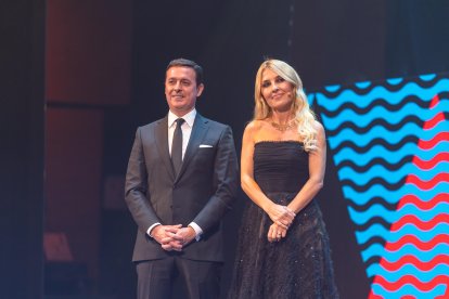 El presidente de la Diputación, Javier A. García, y Cayetana Guillén-Cuervo.