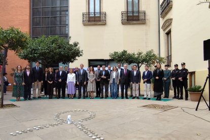 Foto de familia del acto por el 25N en la Delegación de la Junta de Andalucía.