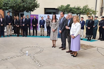 Aránzazu Martín, José María Martín, Ángel Escobar y Paola Lynez, encienden una vela por las víctimas de la violencia machista.