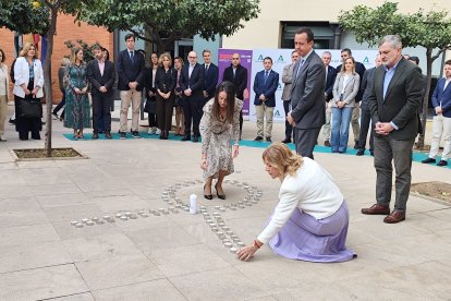 Aránzazu Martín, José María Martín, Ángel Escobar y Paola Lynez, encienden una vela por las víctimas de la violencia machista.