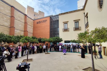 Representantes institucionales, autoridades y asociaciones participaron en el acto por el 25N en la Delegación de la Junta de Andalucía.