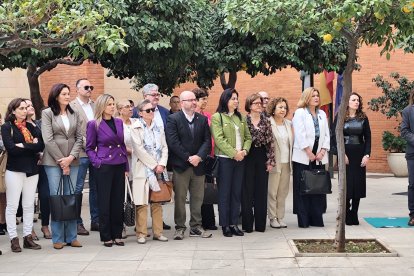 Representantes institucionales, autoridades y asociaciones participaron en el acto por el 25N en la Delegación de la Junta de Andalucía.
