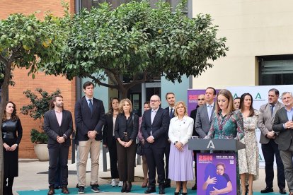 María del Mar Ezparza, responsable del Instituto Andaluz de la Mujer en Almería, durante la lectura del manifiesto por el 25N.