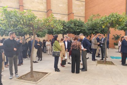 Representantes institucionales, autoridades y asociaciones participaron en el acto por el 25N en la Delegación de la Junta de Andalucía.