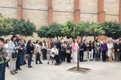 Representantes institucionales, autoridades y asociaciones participaron en el acto por el 25N en la Delegación de la Junta de Andalucía.