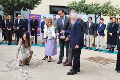 Aránzazu Marín, Paola Lynez, José María Martín y Ángel Escobar encienden una vela por las víctimas de la violencia machista.